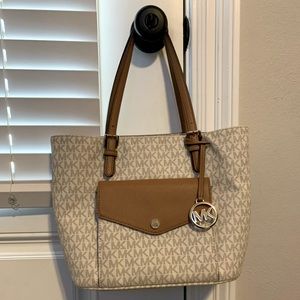 Michael Kors Jet Set Medium Saffiano Leather Pocket Tote Bag -Brown/Vanilla.